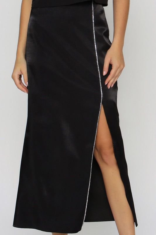 SAIA MIDI COM VIVO BORDADO PRETO