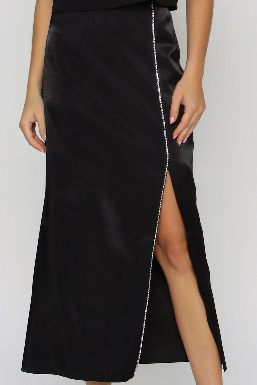 SAIA MIDI COM VIVO BORDADO PRETO