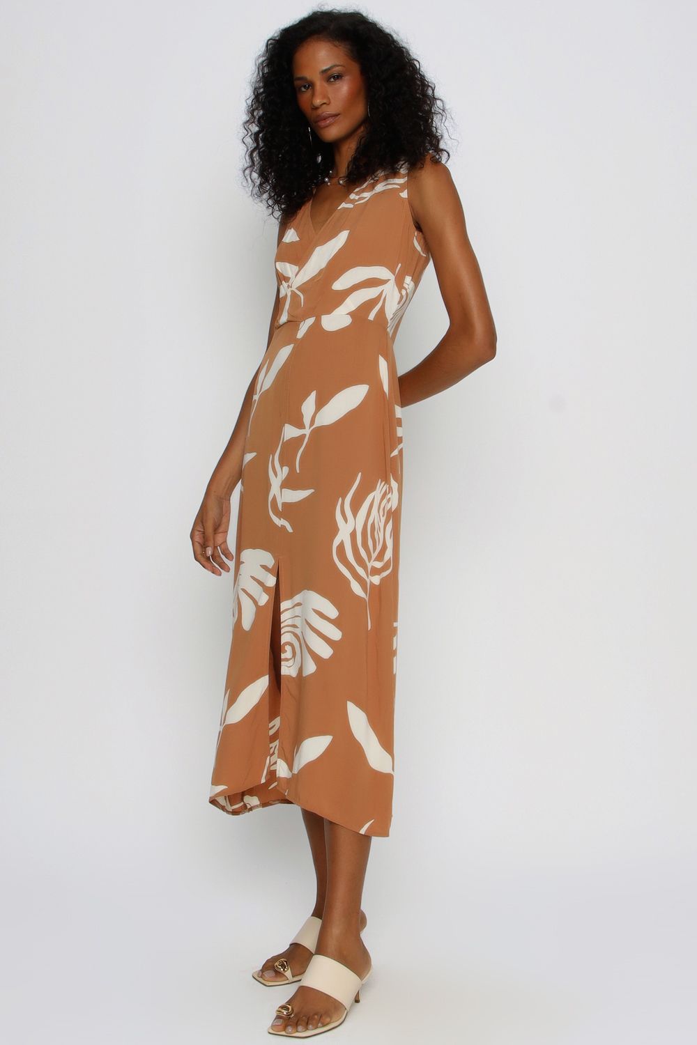 VESTIDO JUSTO TRANSPASSADO OCRE